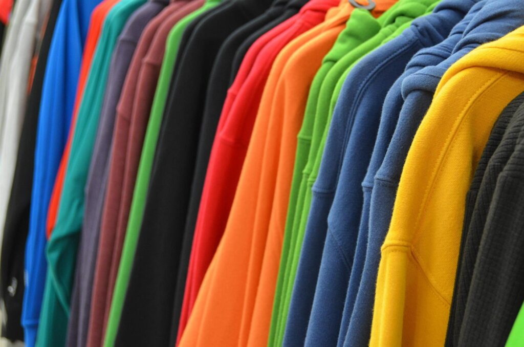 Recykling ubrań i tekstyliów – o czym warto wiedzieć?