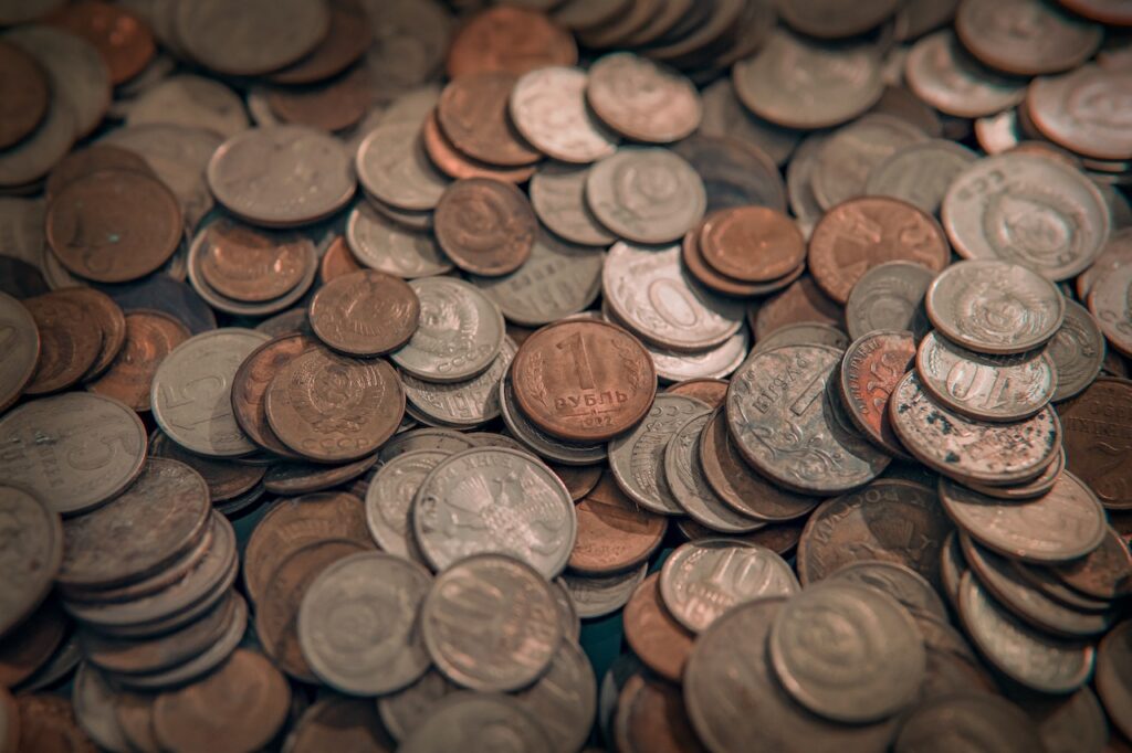 Obrazek przedstawia zdjęcie monet miedzianych, które mają obrazować bloga o tytule: "Miedź milbera - co to jest i ile możemy za nią dostać na skupie złomu".