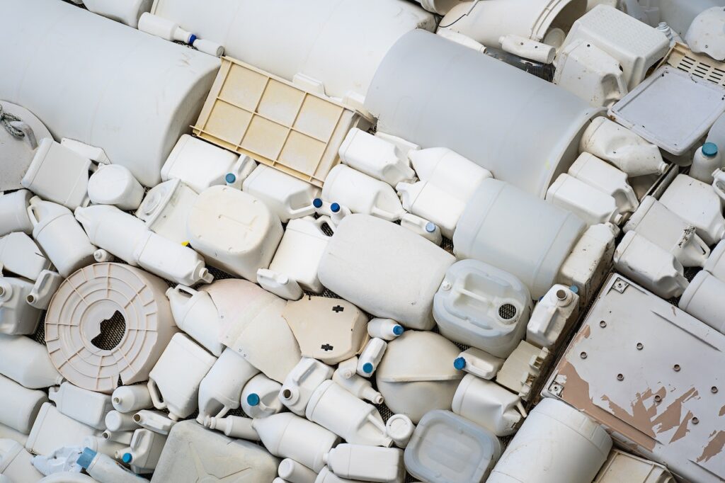 Obrazek przedstawia zdjęcie odpadów plastikowych - białych butelek i zbiorników. Ma to być ilustracja do bloga o tytule: "Odpady. Definicja pojęcia".